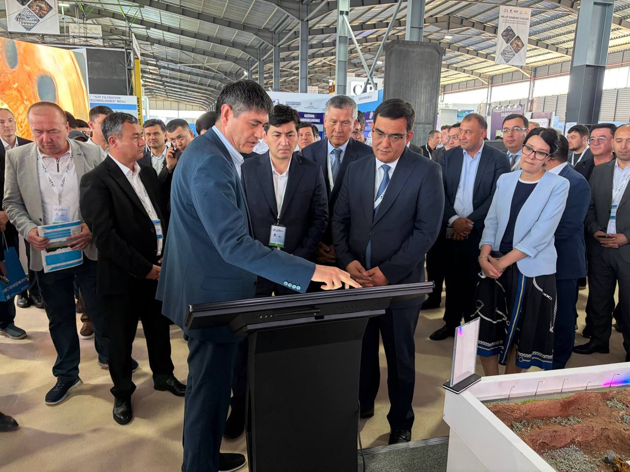 Ohangaron shahrida bo‘lib o‘tayotgan &laquo;Milliy sanoat zanjiri” ko‘rgazmasidan fotolavhalar.